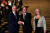 에마뉘엘 마크롱 프랑스 대통령(가운데)이 말콤 턴불 호주 총리와 1일(현지시간) 시드니 오페라 하우스 앞에서 손을 맞잡고 있다. 오른쪽은 말콤 총리 부인 루시 턴불 .[로이터=연합뉴스]