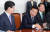 손학규 바른미래당 고문(가운데)이 3일 국회에서 선거대책위원장 수락 기자회견을하고 있다. 강정현 기자