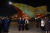  에마뉘엘 마크롱 프랑스 대통령(가운데)이 말콤 턴불 호주 총리와 1일(현지시간) 시드니 오페라 하우스 앞에서 손을 맞잡고 있다. 오른쪽은 말콤 총리 부인 루시 턴불 .[로이터=연합뉴스]