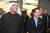 아랍에미리트연방(UAE)의 셰이크 사우드 국왕(왼쪽)이 3일 서울 마곡 코오롱타워를 찾아 이웅열 코오롱 회장과 관절염 치료제 &#39;인보사&#39; 연구시설을 둘러보고 있다. [사진 코오롱]