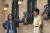 2003년 8월 열린 조용필 35주년 기념 콘서트에 구성작가로 참여한 가수 신해철(왼쪽)과 조용필. 두 사람은 1988년 대학가요제 참가자와 심사위원으로 처음 만났다. 김경빈 기자 