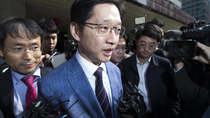 [속보] 김경수 “보좌관이 받은 500만원 즉시 반환 지시”