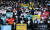 4일 오후 서울 광화문 세종문화회관 계단에서 열린 &#39;조양호 일가 퇴진과 갑질 근절을 위한 제1차 촛불집회&#39;에서 대한항공 직원과 시민들이 &#39;가이 포크스&#39; 마스크를 쓰고 피켓을 들었다. 김경빈 기자