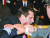 2015년 3월 5일 당시 마크 리퍼트 주한 미국 대사가 김기종 우리마당 대표의 공격을 받아 얼굴에 길이 11㎝ 자상, 왼팔에 관통상을 입었다. 리퍼트 당시 대사가 피습 직후 주변 사람의 팔을 붙잡고 있다. [중앙포토]
