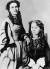 마르크스의 큰딸 예니 카롤리네(왼쪽)와 둘째딸 예니 라우라의 1865년 모습. 