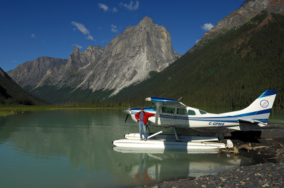 포트 심슨에서 타는 수상비행기는 호수나 강 위에도 착륙할 수 있다. 