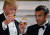 4월 24일(현지시간) 백악관에서 열린 국빈 만찬에서 도널드 트럼프 미국 대통령(왼쪽)과 에마뉘엘 마크롱 프랑스 대통령이 건배하고 있다. 트럼프는 국빈 만찬에서 약간의 프랑스식을 가미한 최고의 미국식 저녁 메뉴를 선보였다. / 사진:연합뉴스