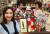 지난 4일 서울 이마트 용산점에서 모델들이 &#39;플라워 용돈박스&#39;를 선보이고 있다. &#39;플라워 용돈박스&#39;는 비누꽃 8개, 현금과 편지를 넣을 수 있는 봉투로 구성돼 있다. [연합뉴스]