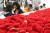 지난 4일 서울 송파구 서울놀이마당에서 열린 &#39;2018 송파구 어린이 큰잔치&#39;에서 어린이들이 부모에게 카네이션을 달아주고 있다. [연합뉴스]