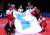 남북 단일팀 코칭스태프와 선수들이 한반도기를 들고 기념사진을 찍고 있다. [사진 대한탁구협회]
