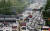 연휴 마지막 날인 7일 오후 서울 반포IC 상(왼쪽), 하행선이 차들로 정체를 빚고 있다. [연합뉴스]