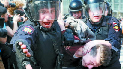 [사진] 푸틴 반대 시위 1350명 연행