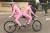 6일 (현지시간) 이스라엘 스데 보커에서 지로 디탈리아 대회를 상징하는 핑크색 원피스를 입은 자전거 동호인들이 텐덤 바이크(다인승 자전거)를타고 이동하고 있다. [사진 트위터]