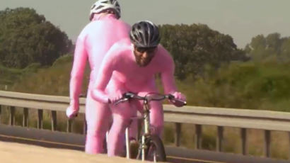 세계적 자전거 대회 도중 등장한 '핑크 내복'의 정체는?