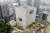 영국 건축가 데이비드 치퍼필드가 설계한 서울 아모레퍼시픽 신사옥. 이 건물의 지하에 6개의 전시장을 갖춘 아모레퍼시픽 미술관이 3일 개관했다. [사진 아모레퍼시픽 미술관]