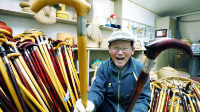 [굿모닝내셔널]‘장수 지팡이’ 1400자루 선물한 허리 꼿꼿한 90세 할아버지