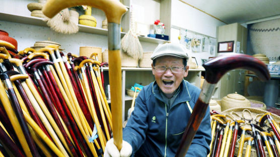 [굿모닝내셔널]‘장수 지팡이’ 1400자루 선물한 허리 꼿꼿한 90세 할아버지