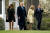 지난달 23일(현지시간) 미국을 국빈 방문한 에마뉘엘 마크롱 부부(오른쪽)가 백악관 건물 앞에서 다정하게 손을 잡고 있다. 살짝 거리를 두고 걷는 도널드 트럼프 부부와는 대조적인 모습이다. [AP=연합뉴스]