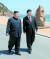 김정은 북한 국무위원장과 시진핑 중국 국가주석이 8일 다롄 해변을 산책하고 있다. [신화=연합뉴스]