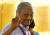 말레이시아 신야권연합 희망연대의 총리 후보로 추대된 마하티르 모하마드 전 말레이시아 총리가 알로르세타르의 투표장에서 투표를 마친 뒤 검지손가락을 들어보이고 있다. [로이터=연합뉴스]