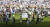 지난 6일 프리미어리그 우승을 확정지은 맨체스터시티의 팬들이 퍼거슨 감독의 쾌유를 비는 현수막을 펼쳐보이고 있다. [AP=연합뉴스]