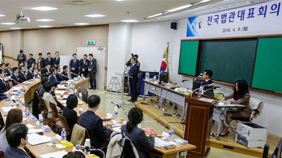 '판사파면 청원' 행정처 전달한 靑···현직판사 공개비판