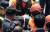 국회 본청 앞에서 8일째 단식을 이어가던 자유한국당 김성태 원내대표가 10일 오전 호흡곤란 증세를 보이며 구급차로 옮겨지고 있다. [연합뉴스]