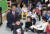 문재인 대통령이 1월 24일 서울 도봉구 한그루 어린이집에서 열린 &#39;유아 보육교육과 저출산 문제&#39;와 관련 학부모와 보육교사의 목소리를 듣는 행사에 참석했다. 문 대통령이 어린이들과 마술공연을 관람하고 있다. 김상선 기자