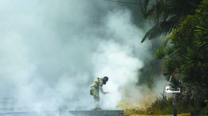 [사진] 하와이 용암분출 일주일째 … 유독가스도 비상