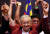 9일 치러진 말레이시아 총선에서 승리를 확신한 마하티르 무함마드 전 총리가 지지자들의 환호에 답하고 있다. 93세의 마하티르가 이끄는 야권연합(PH)은 1957년 영국에서 독립한 이래 61년 만에 처음으로 정권교체에 성공했다. [로이터=연합뉴스]