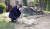 문재인 대통령이 지난해 5월 21일 양산 사저에 도착해 마당에 있는 마루를 만지고 있다. [사진 청와대]