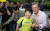 문재인 대통령이 지난해 5월21일 오후 경남 양산시 매곡동 사저에 도착해 마을을 찾아온 한 어린이 손을 잡고 밝은 모습으로 기념촬영을 하고 있다. [연합뉴스]