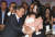 문재인 대통령이 지난해 7월 1일(현지시간) 오전 미국 워싱턴 캐피탈 힐튼 호텔에서 열린 동포 간담회에서 아기를 안은 한 참석자와 대화하고 있다. 김상선 기자