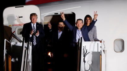 [서소문사진관] 트럼프 부부, 석방 미국인 새벽에 직접 나가 마중...