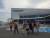 코스타 세라니호에서 내린 관광객들이 속초항국제크루즈터미널 앞에서 기념 사진을 찍고 있다. 박진호 기자 