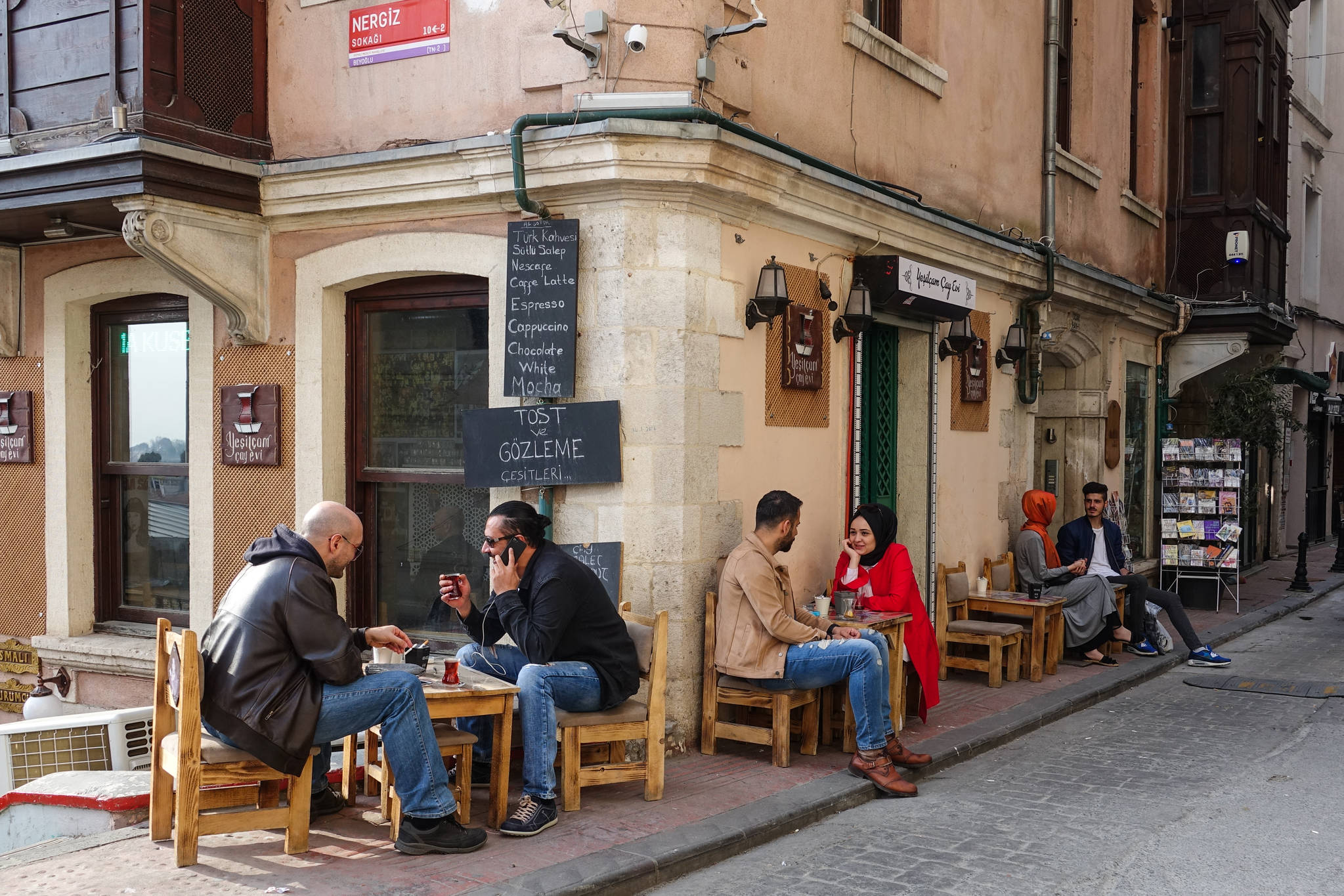 터키인은 커피보다 차이(터키식 홍차)를 즐겨 마신다. 골목마다 카페 야외 테이블에 앉아 차이를 마시며 담소를 나누는 사람을 볼 수 있다.