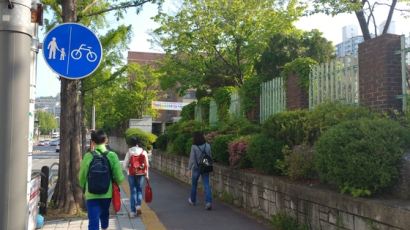 264m 앞 학교 두고 1.2㎞ 통학, 둘로 나뉜 아파트 반상회 왜