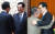 왼쪽은 2010년 4월30일 이명박 당시 대통령이 상하이엑스포 방문해 정상회담을 위해 후진타오를 만나는 모습 . 오른쪽은 김정일 북한 국방위원장 후진타오를 만나는 모습.