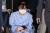 국정농단의 핵심인물 최순실 씨가 10일 오전 서울 강동구 강동성심병원으로 입원하고 있다. 최 씨는 최근 건강이상 징후가 발견돼 이날 입원한 뒤 오는 11일 전신마취가 필요한 부인과 수술을 받을 것으로 알려졌다. [뉴스1]