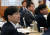 지난달 18일 오후 청와대에서 열린 제2차 반부패정책협의회에 참석한 조국 민정수석이 박은정 국민권익위원장의 보고를 듣고 있다. [청와대사진기자단]