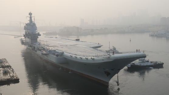 중국 국산 항모 첫 해상 시험 운항 … 취역 잰걸음