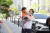김문수 한국당 서울시장 후보가 8일 성동장애인종합복지관 앞에서 지나가는 어린 아이를 안아 올리고 있다. [프리랜서 이경훈]