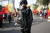 인도네시아 수라바야에서 폭탄 테러가 발생한 13일 무장 경찰이 수도 자카르타 시내에서 열린 아시안게임 준비 카니발 행사 동안 경비를 서고 있다.[EPA=연합뉴스]