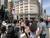 일요일인 지난 6일 차량이 통제된 긴자 중앙로 &#39;보행자 천국&#39;거리에서 사진을 찍고 있는 외국인 관광객들의 모습. 서승욱 특파원