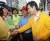 2010년 5월 21일 유시민 당시 국민참여당 경기지사 후보가 경기도 고양시 행신동에서 유세 도중 시민들과 만나 악수하는 모습. [중앙포토]