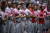 세인트 루이스 카디널스 선수들이 13 일 샌디에고 파 드레스와의 경기에 앞서 분홍색 야구모자를 든 채 국민의례를 하고 있다. [AP=연합뉴스]