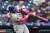 뉴욕 메츠의 Yoenis Cespedes가 분홍색 방망이와 장갑,저지로 무장한 채 타석에서 홈런을 날리고 있다. [AP=연합뉴스]