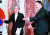 강경화 외교부 장관(왼쪽)과 마이크 폼페이오 국무장관이 11일 미국 워싱턴DC 국무부 청사에서 열린 공동기자회견장에 입장하고 있다. [ AFP=연합뉴스]