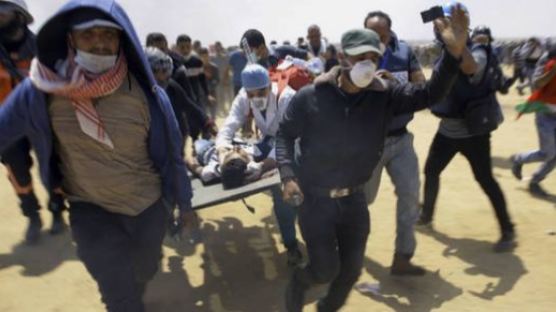 “이스라엘군이 팔레스타인 시위대에 실탄 발포해 37명 사망”
