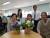 충북 괴산 송면중 교직원들은 15일 오전 학부모들에게 야생화 꽃다발을 선물받았다. [사진 송면중] 